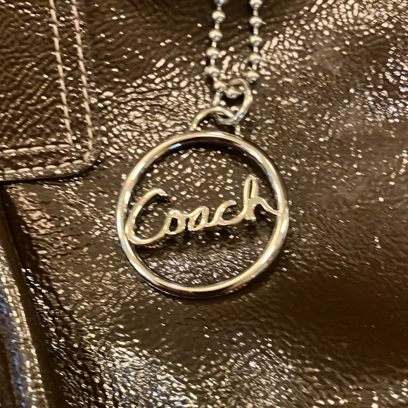 Coach Dark chocolate patent leather shoulder bag. Z25842 - Picture 5 of 13